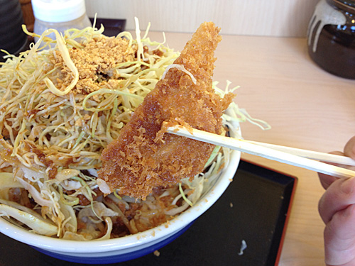 増し増しやさいのチキンカツ丼のチキンカツ