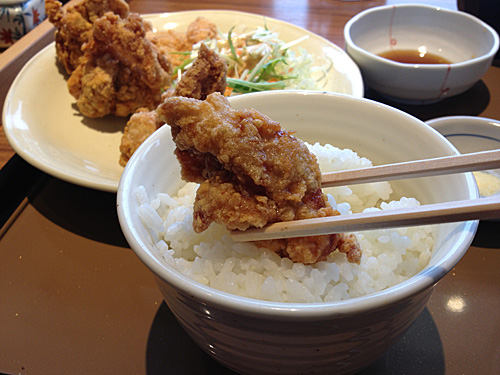 塩から揚げをごはんと一緒に
