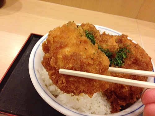 タレカツ丼のチキンカツ
