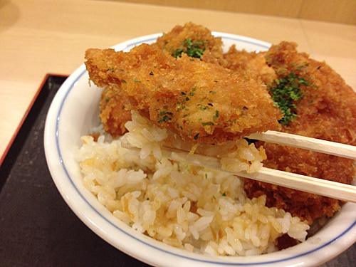 タレカツ丼のチキンカツとごはん