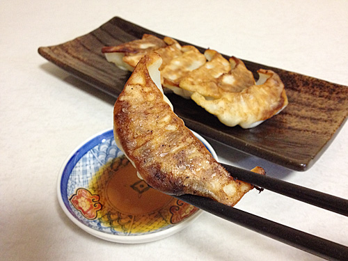 宇都宮餃子をひと口