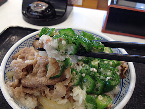麦とろ牛皿御膳の具材とごはんを一緒に