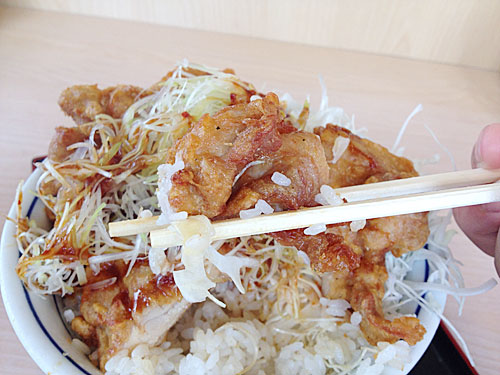 甘辛から揚げ丼の唐揚げとごはん