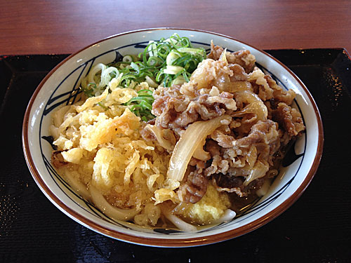 肉盛りうどんに肉投入