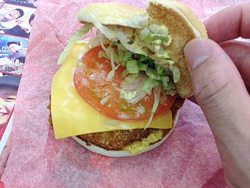 必勝バーガー チキン＆トマトの中身