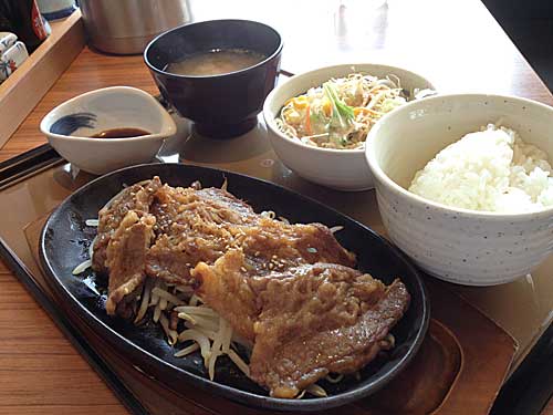 やよい軒　厚切りカルビ焼肉定食　アップ