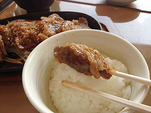カルビ焼肉をごはんと一緒に