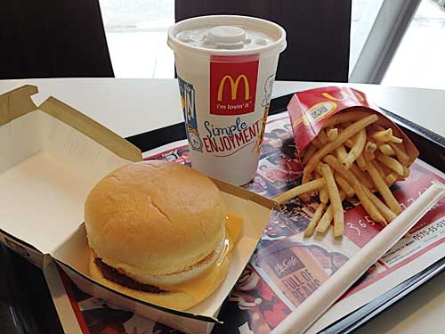 マクドナルド　満月チーズ月見　アップ