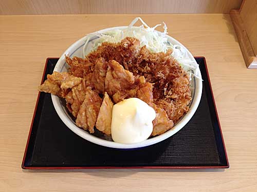 かつや　チキンカツとから揚げの合い盛り丼
