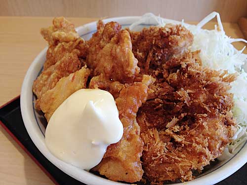 かつや　チキンカツとから揚げの合い盛り丼　アップ
