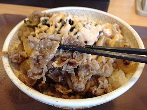 高菜明太マヨ牛丼の牛肉