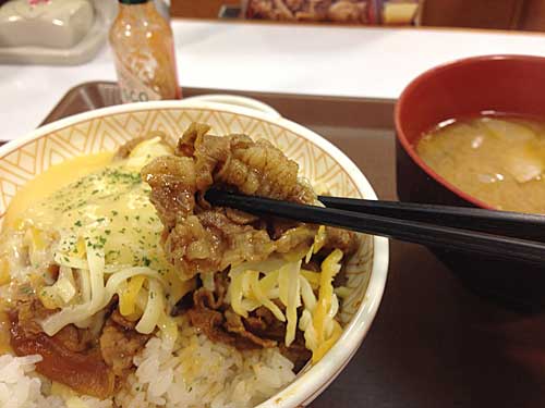 すき家　とろ～り3種のチーズ牛丼　アップ