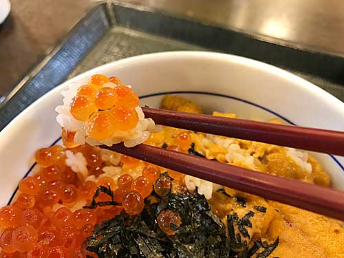 うにいくら丼のイクラ