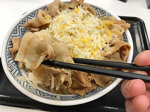 豚チーズ丼のごはんと豚肉とチーズ