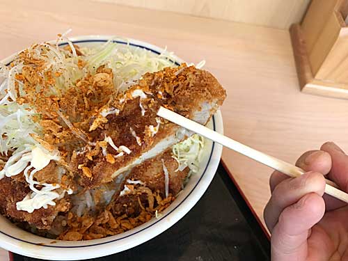 やみつきスパイスのチキンカツ丼のカツ