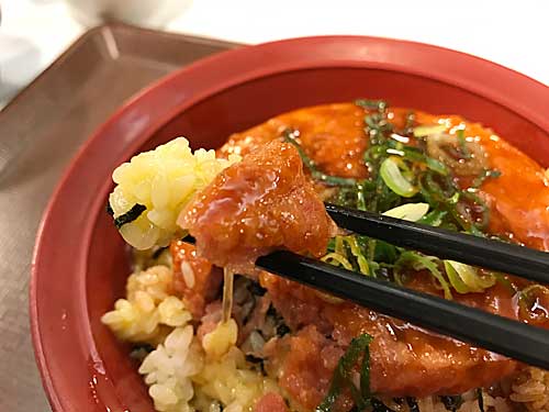 まぐろユッケ丼のごはんと具