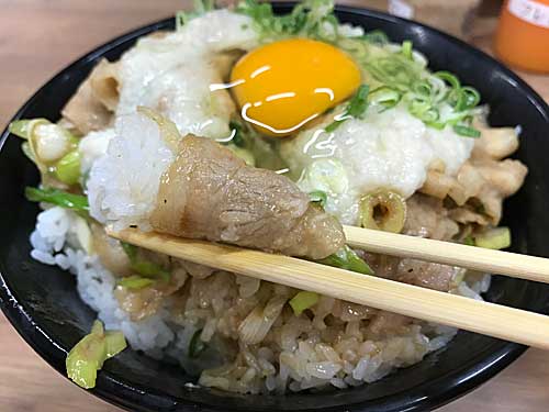 とろすた丼のお肉とごはん