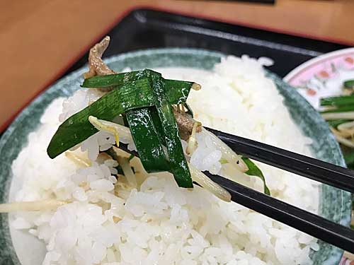 ニラレバ炒めとライス