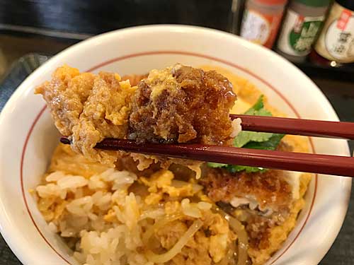 牡蠣とじ丼のカキフライとごはん