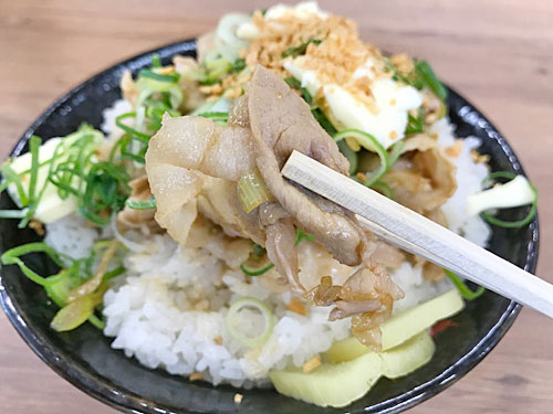 ガリバタすた丼の豚肉