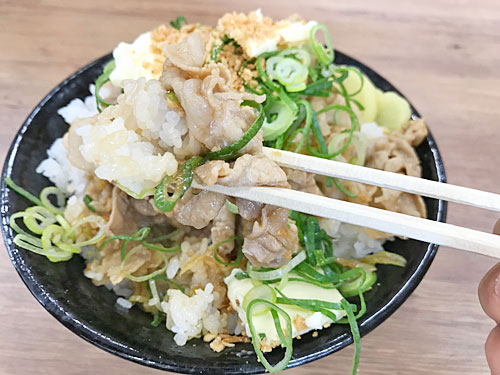 ガリバタすた丼の肉とごはん