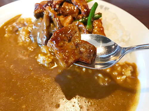 スタミナポークレバーカレーの具材