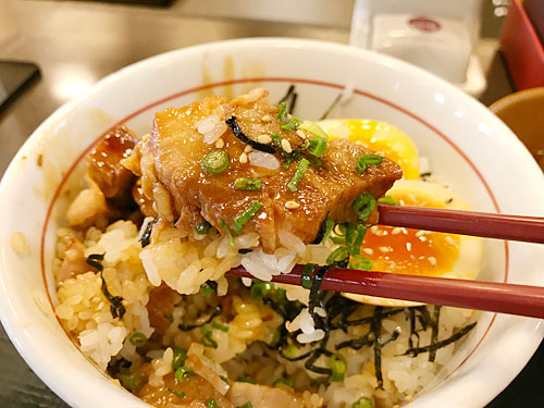 豚角煮丼のごはんと具材