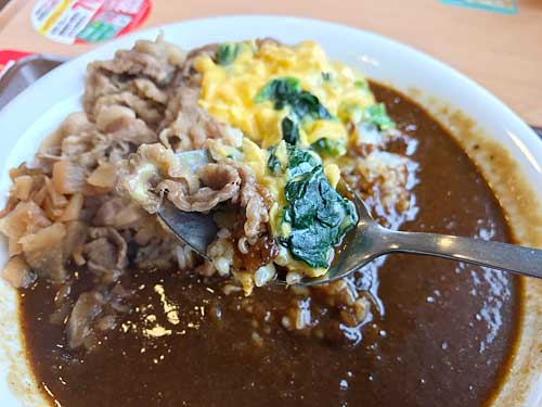 オム牛カレーの牛肉とオムレツ