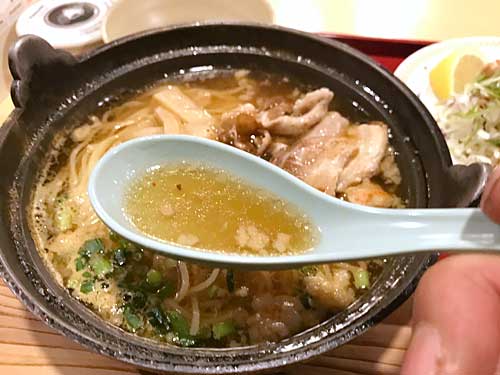 背脂たっぷり鉄鍋醤油ラーメンのスープ