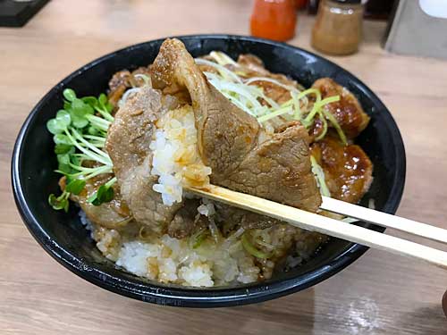 北海道のすた丼の肉とごはん