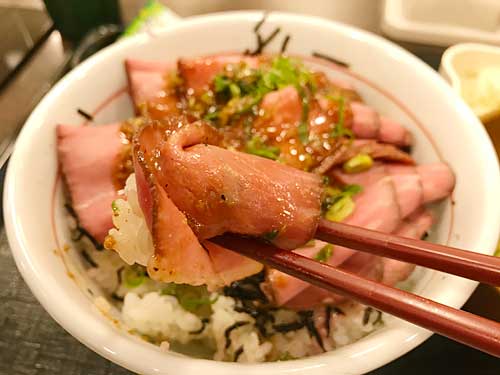 ローストビーフ丼の肉とごはん