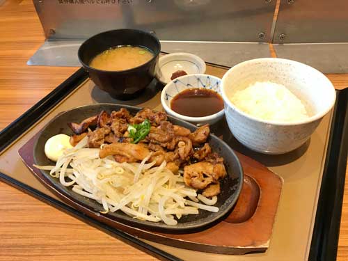 やよい軒　牛・豚・鶏のスタミナ肉盛り定食