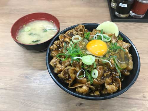 伝説のすた丼屋　熟成背脂黒すた丼