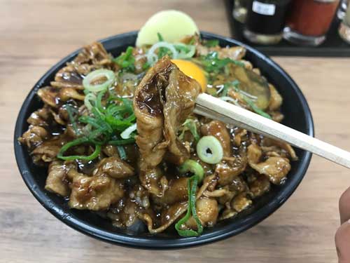 熟成背脂黒すた丼の肉