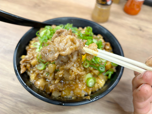 背脂牛カルビすたみな焼肉丼の肉