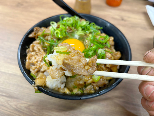背脂牛カルビすたみな焼肉丼の具材とごはん
