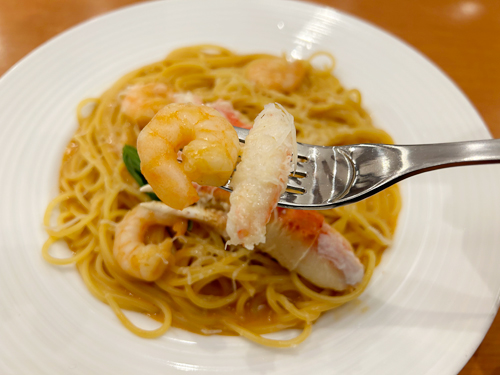 本ズワイガニと海老の濃厚ビスク風パスタの具材