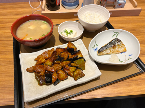 やよい軒　大豆ミートのなす味噌と焼魚の定食