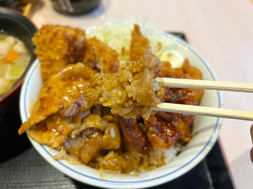 豚DX丼のごはんと肉